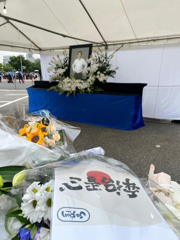 台灣設計師林國慶友人帶著翻轉字到安倍靈前致意。 圖：翻攝自林國慶臉書