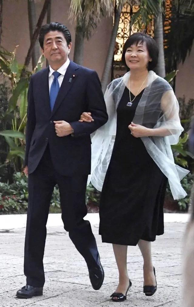 日本《產經新聞》台北支局長矢板明夫表示，不管發生什麼事，安倍晉三永遠默默擋在昭惠夫人身前。 圖：擷取自矢板明夫臉書