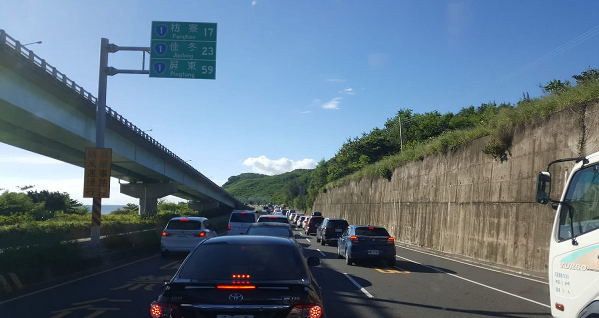 屏鵝公路從白天塞到黑夜，「屏鵝公路種樹百里2.0計畫」惹怒網友。 圖：翻攝自屏東吃喝玩樂臉書社團