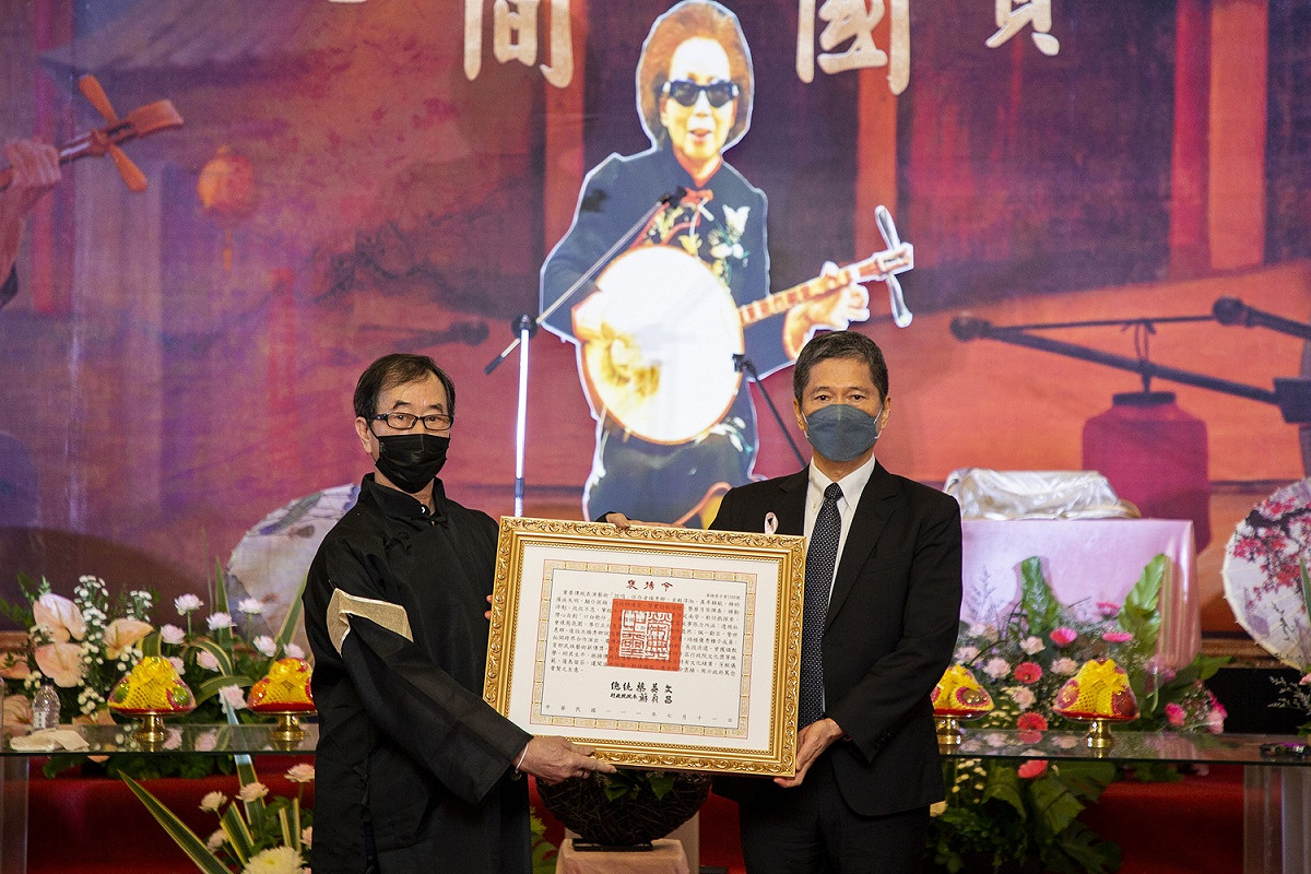 文化部長李永得（右）代表頒贈總統褒揚令，由楊秀卿次子楊欽代表受贈。 圖：文化部/提供