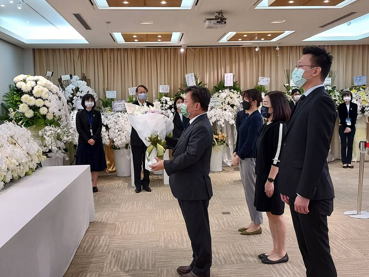 民進黨秘書長林錫耀(圖中)、民進黨副秘書長林飛帆(圖右)弔唁安倍晉三。 圖:陳佩君/攝