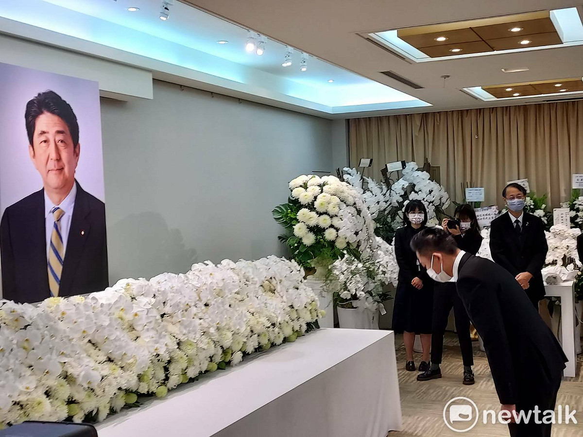 林智堅今赴日台交流協會向安倍晉三鞠躬致意。 圖:陳佩君/攝