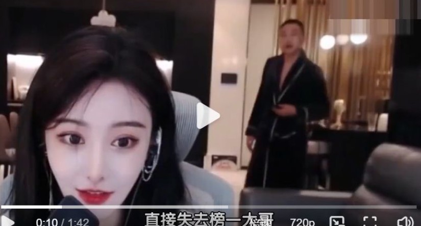 浴袍男子亂入女網紅直播。 圖：翻攝微博