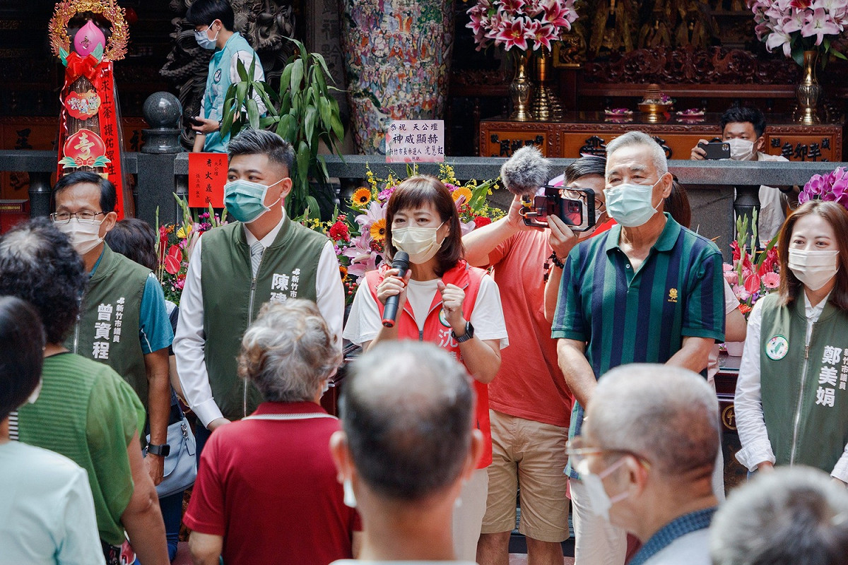 沈慧虹於今（13）日到天公壇參香，為新竹市祈福，並對於高虹安稱素顏無人認出一事表示，「重點是有沒有心，市民大概不會管你是不是素顏」。 圖：取自沈慧虹臉書