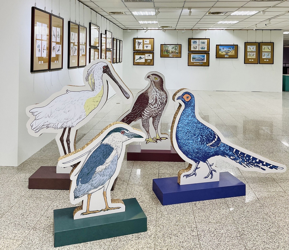 台北市野鳥學會也有辦理老鳥鑑賞團1場及賞鳥親子入門團4場，且每週六、日下午在展場提供專業志工導覽服務。 圖：中華郵政／提供