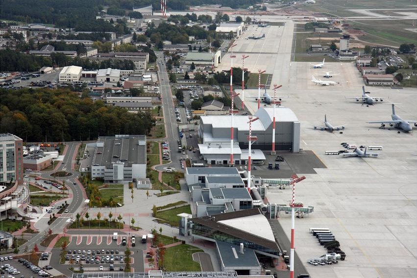 位於德國的拉姆施泰因空軍基地(Ramstein Air Base)是美國軍隊和歐洲大陸最大的軍事物資樞紐。 圖：翻攝U.S. Army Corps of Engineers