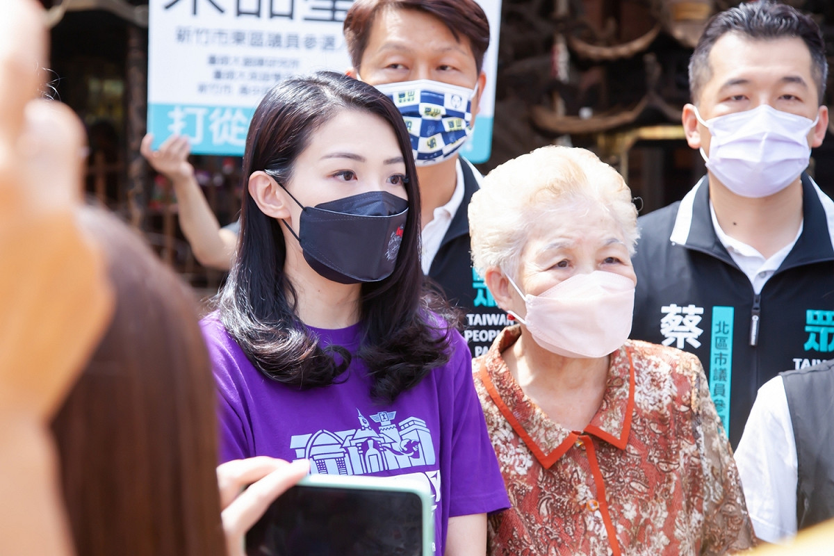 台北市長柯文哲母親「柯媽」何瑞英攜民眾黨新竹市長參選人高虹安參拜新竹天公壇。 圖：民眾黨提供