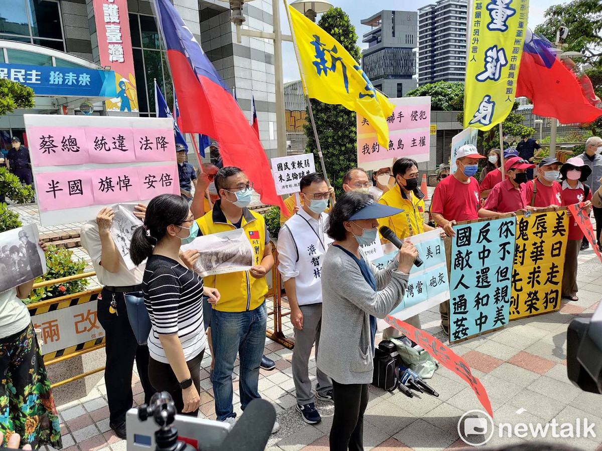 新黨與藍天行動聯盟等深藍團體於國民黨中央前抗議。 圖：黃建豪/攝
