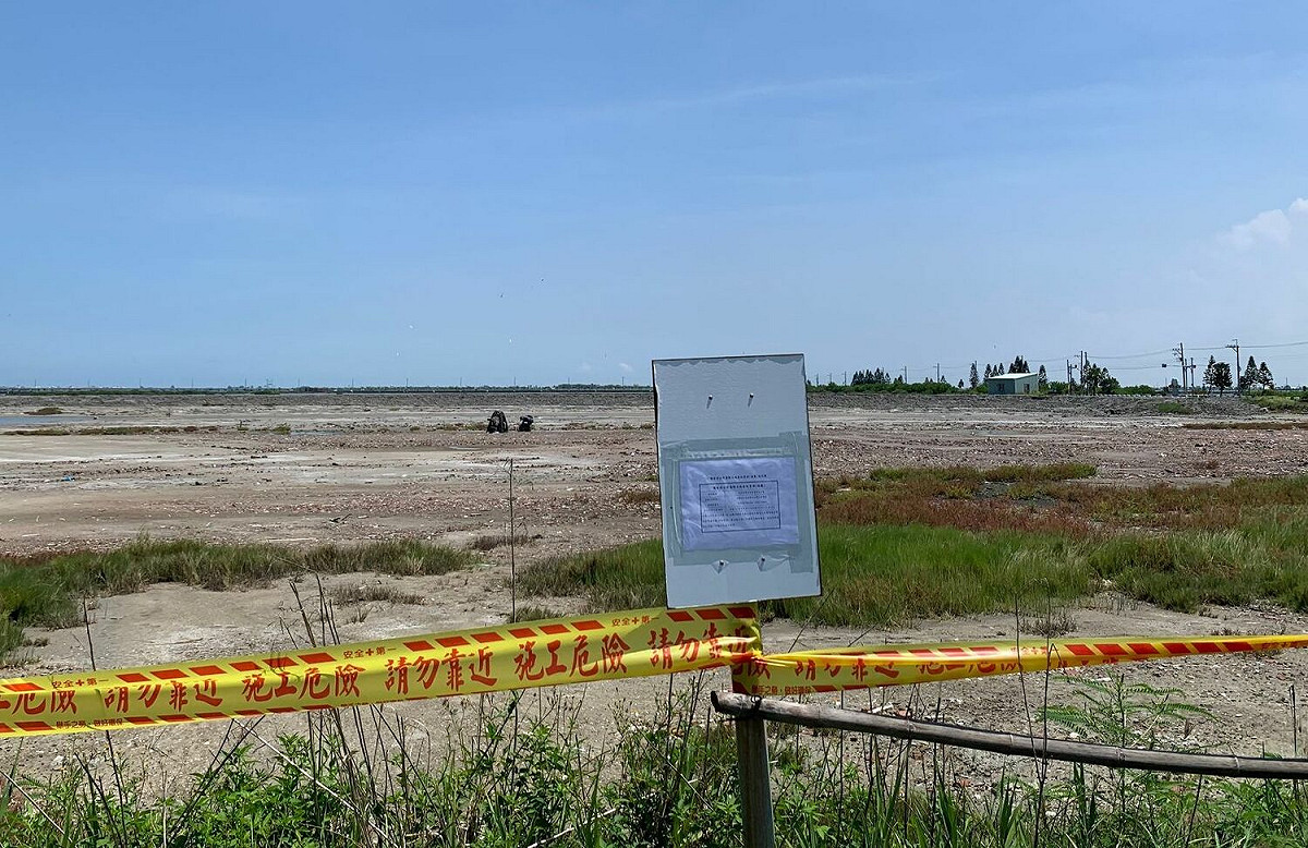 台南頂山鹽灘地為生態敏感區域，不過近來有民眾闖入拍攝小燕鷗的繁殖育雛。 圖：中華民國荒野保護協會／提供