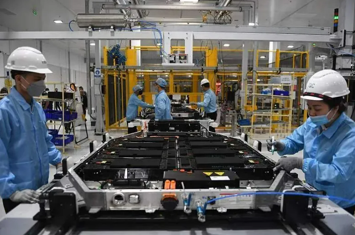 越南的中國工廠內，越南工人在組裝電動汽車 圖：翻攝自視覺中國
