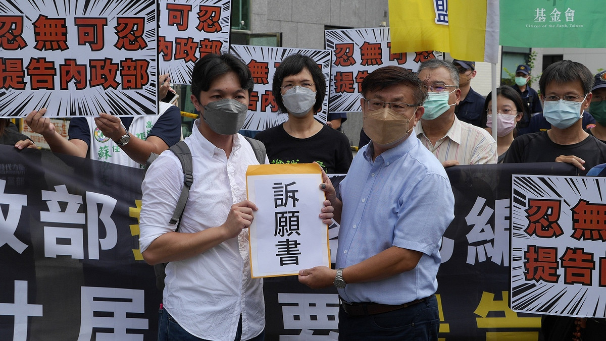 大社環境守護聯盟方彥鈞向行政院南部聯合服務中心代表遞交訴願書。