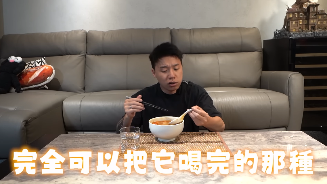 Toyz表示Ella這款番茄牛肉麵的湯味道不錯。 圖：翻攝自YouTube/Toyz