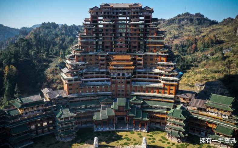 雖然這棟建築看似充滿古風，然由於後期的資金沒有到位，最終成為爛尾樓 圖:翻攝自存滿娛樂網