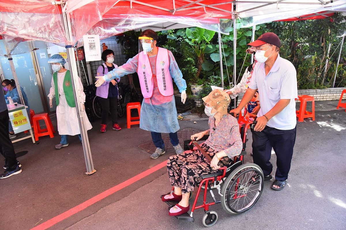疫情嚴峻期間市府跨局處合作動員協助防疫。 圖：新北市民政局提供