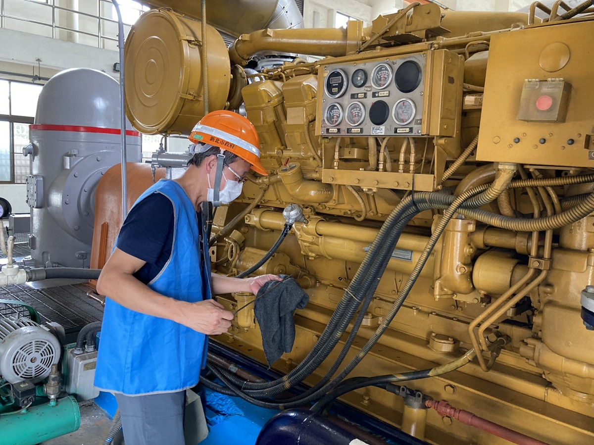 抽水機組例檢作業機油油位檢查。 圖：新北市水利局提供