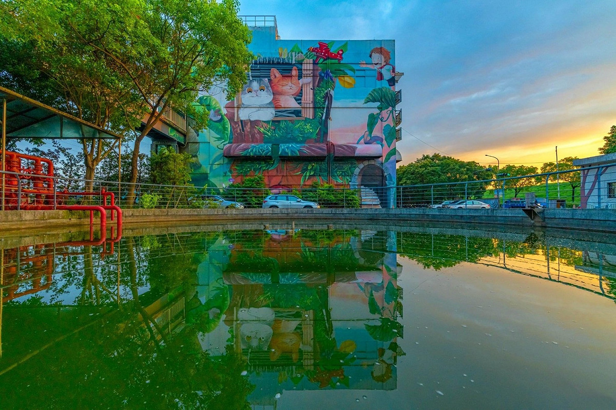 湳仔溝鐵馬驛站-抽水站機組大樓彩繪倒影。 圖：新北市水利局提供