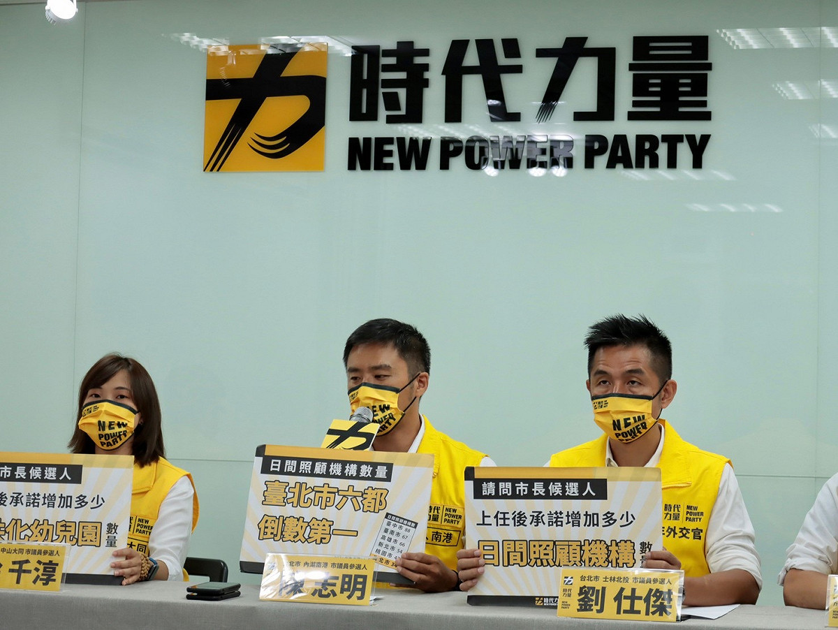 時代力量台北市5位議員參選人共同召開記者會，指出當前的台北，面臨兩大挑戰，「少子女化」與「超高齡社會」。中山大同市議員參選人徐千淳（左）、內湖南港市議員參選人陳志明（中）及士林北投市議員參選人劉仕傑（右）。 圖：時代力量提供