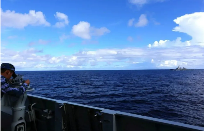 中國解放軍近距離監視美國海軍班福特號驅逐艦駛入西沙海域。 圖 : 翻攝自解放軍南部戰區