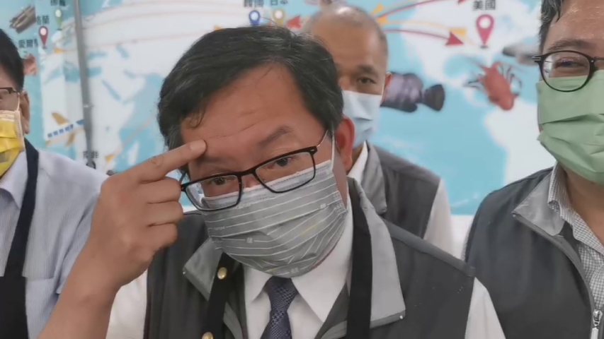 鄭文燦解釋右眼皮黑青，是因為洗澡脫眼鏡不小心撞到的，只是一點小瘀血，看不太出來。 圖：林昀真/翻攝