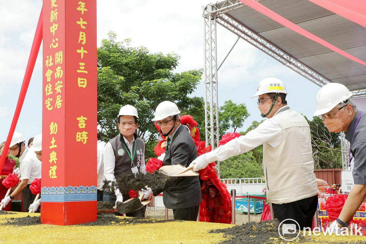 內政部與國家住宅及都市更新中心在台南市南區興建「開南安居社會住宅」，今日舉行工程動土典禮，台南市長黃偉哲與內政部政務次長花敬群、內政部營建署署長吳欣修、國家住都中心執行長黃景茂、立法委員林俊憲共同執鏟。 圖：黃博郎／攝