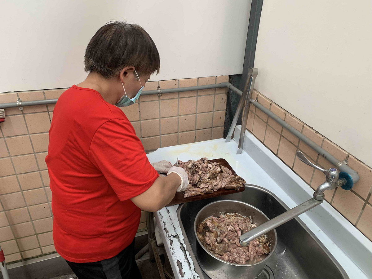 動保員在獲得民眾捐贈的鮮食後絞盡腦汁，只為了讓收容動物們能有美味健康的一餐。 圖：新北市動保處提供