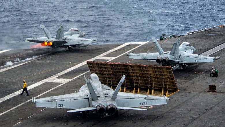 第七艦隊放上戰機從艦上起飛的照片，強硬回擊中共。 圖：翻攝推特