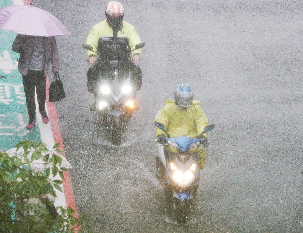 氣象專家吳德榮表示，明日起中南部要慎防劇烈降雨（資料照）。 圖：張良一／攝（資料照）