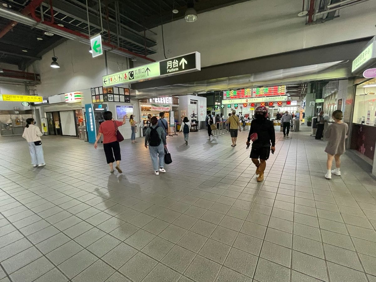 台鐵桃園車站冷氣故障，廠商預計8月動工修復，但工期約要200個工作天。 圖：擷取自賴香伶臉書