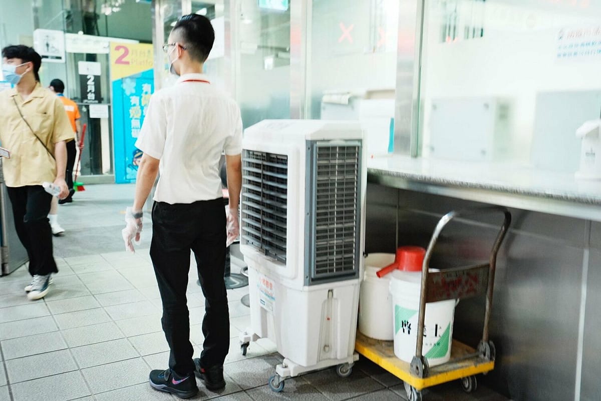 桃園車站冷氣故障，台鐵調用2部移動式水冷氣機。 圖：擷取自賴香伶臉書