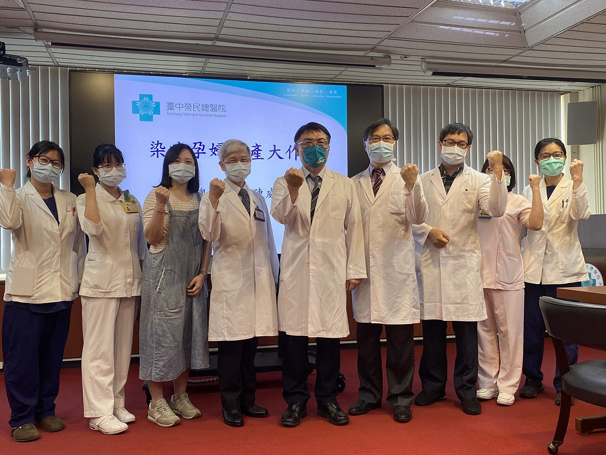 台中榮總團隊發表為染疫孕婦成功接生的經驗。 台中榮總/提供