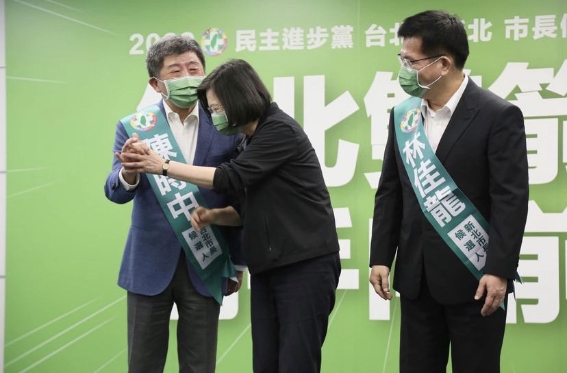 蔡英文指導陳時中比手勢。 圖：翻攝自陳時中 IG