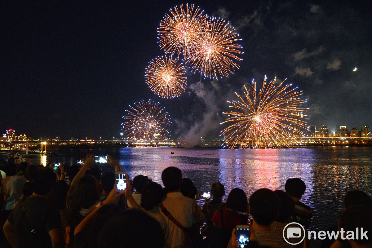 受到颱風影響，「2023大稻埕夏日節」自7月25日起暫停現場各項活動，26日的180秒煙火秀也確定取消（資料照）。 圖：張良一／攝（資料照）