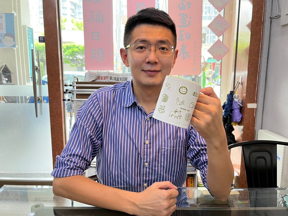黃守達的競選募款小物台中十八景馬克杯開賣。 黃守達/提供