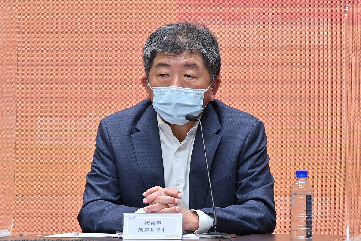 陳時中今（14）天出席行政院會中記者會，並在院會中請辭，卸下衛福部長與防疫指揮官的工作。 圖：行政院提供