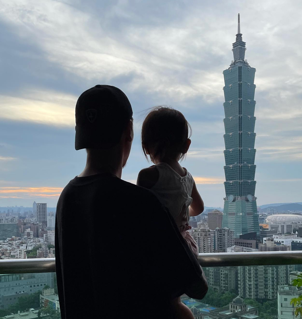 王陽明為保護女兒，合照幾乎都只拍到背面。