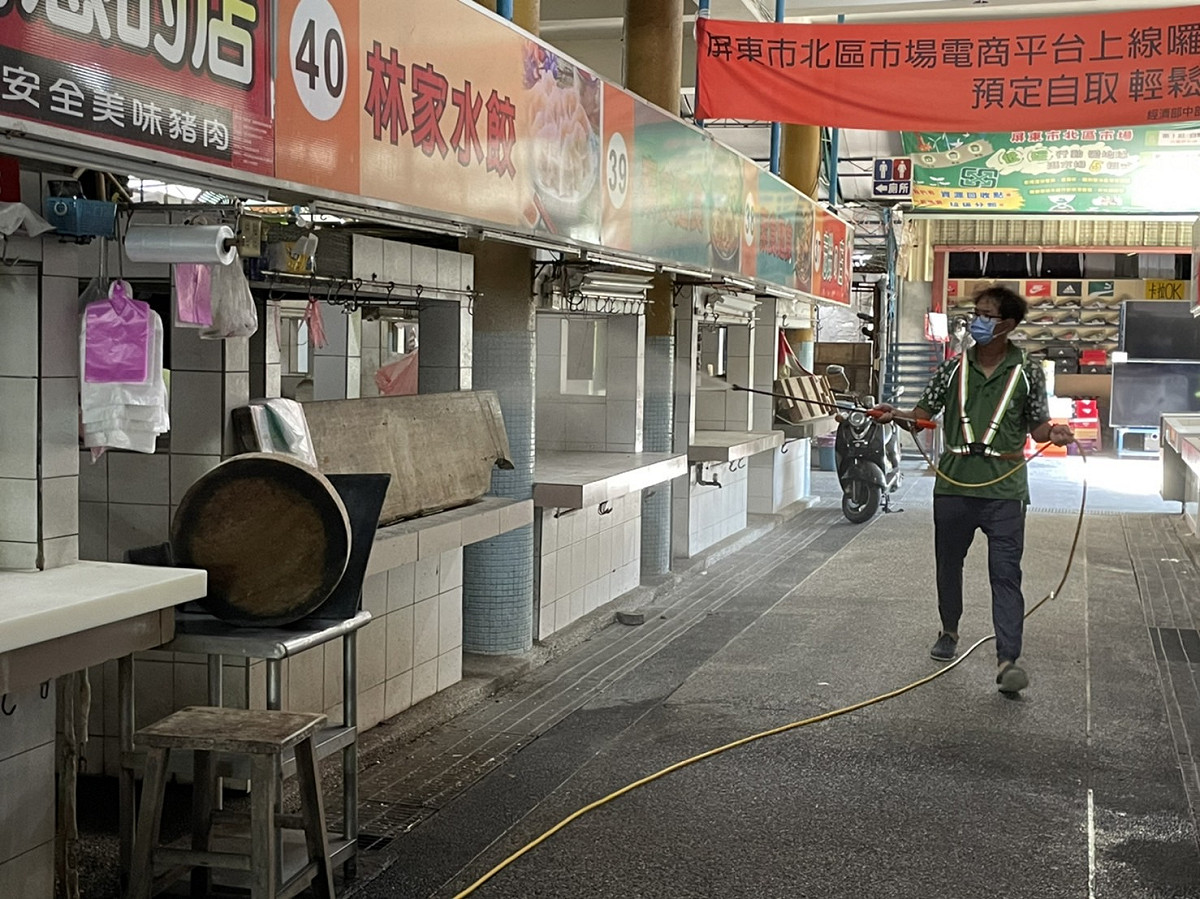 屏東縣府持續進行公共點消毒清潔。 圖：屏東縣政府提供