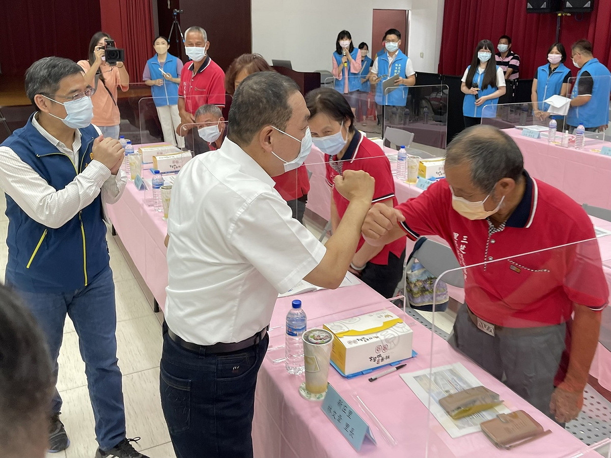 新北市長侯友宜今(14)日率市府團隊至三芝區與里長進行面對面座談。 圖：新北市民政局提供