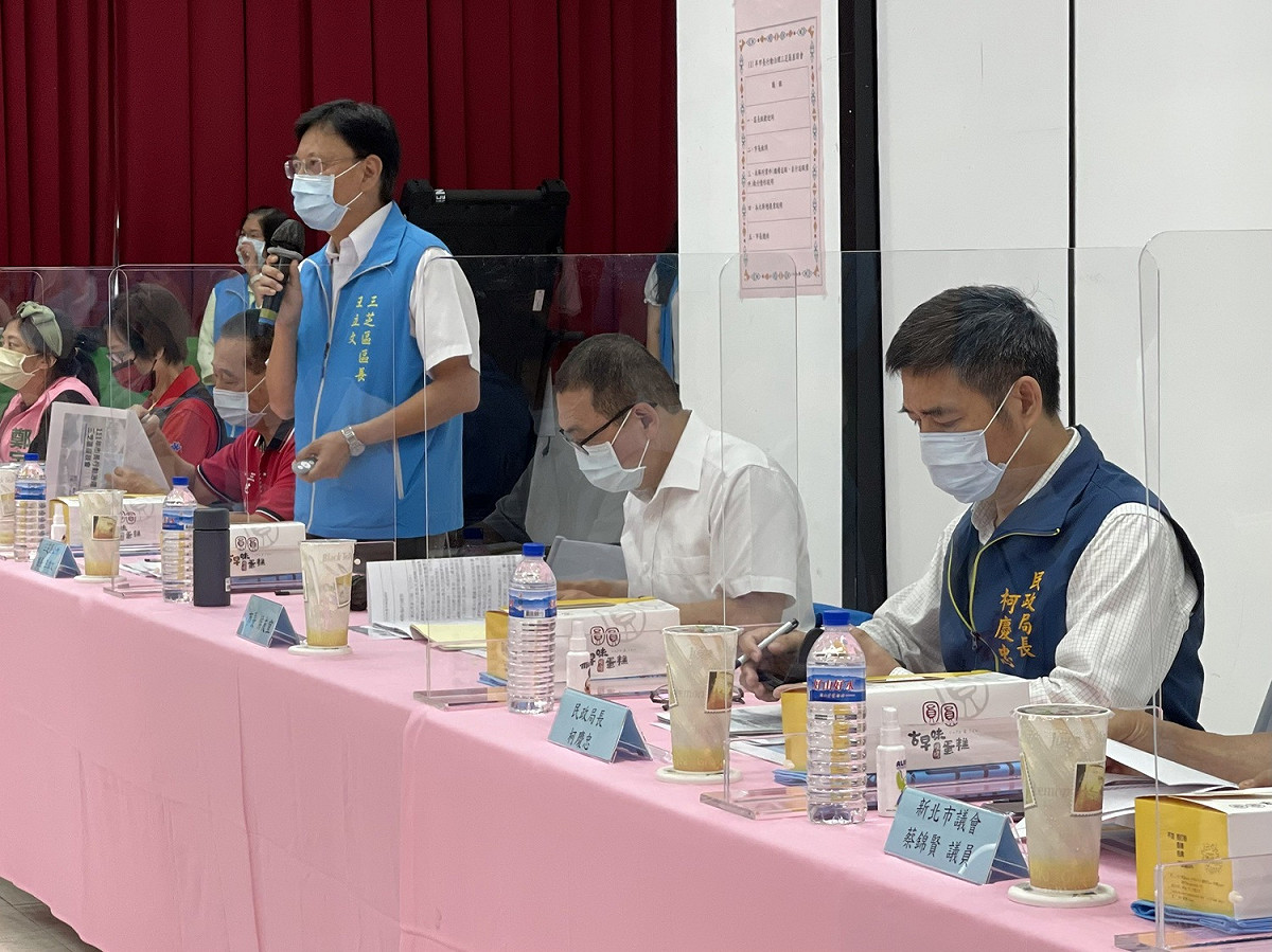 三芝區長王立文先就市府近期重大市政成果簡報。 圖：新北市民政局提供