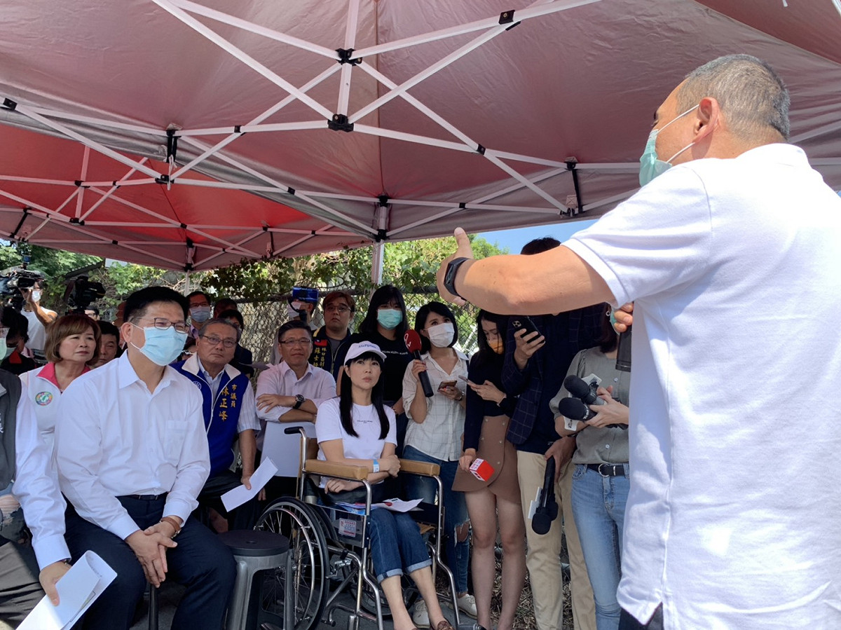 109年9月9日時任交通部長林佳龍前往林口交流道視察時，侯友宜於現場強烈表達對交通部厚此薄彼的作法無法接受，主張應當全面檢視。 圖：新北市交通局提供