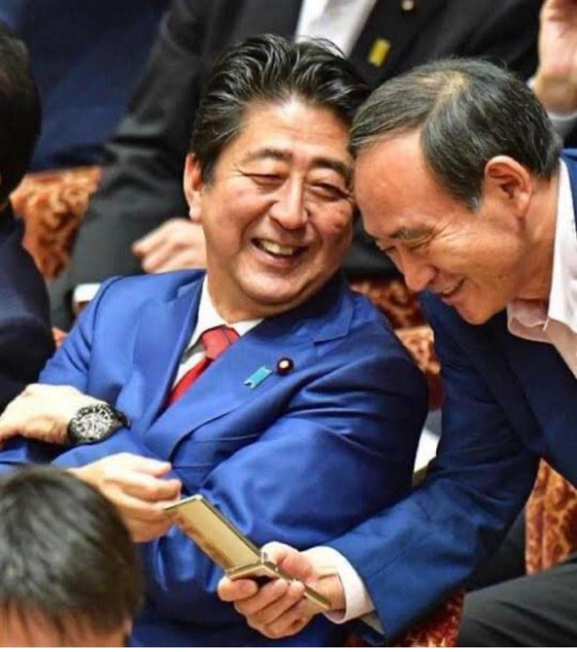 矢板明夫分享，菅義偉（右）擔任了安倍晉三（左）八年的副手，並攜手度過了一道又一道的難關。 圖：翻攝自矢板明夫臉書