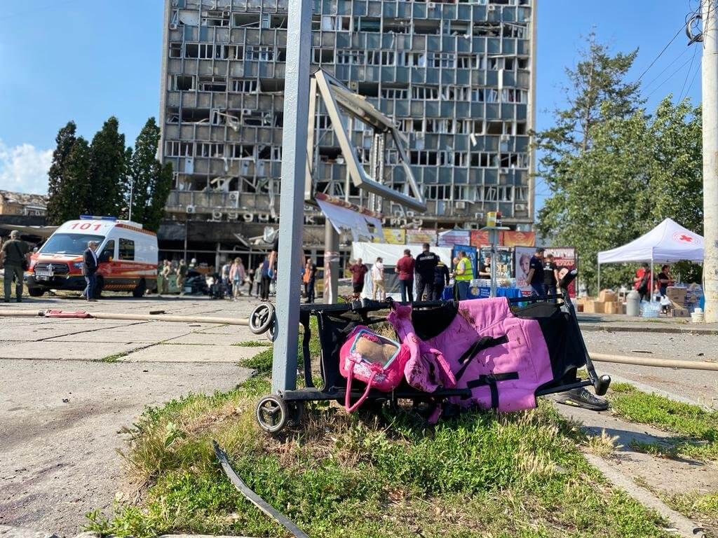 在俄軍轟炸之後，麗莎的嬰兒車翻覆人行道上。 圖：翻攝MNS.GOV.UA臉書