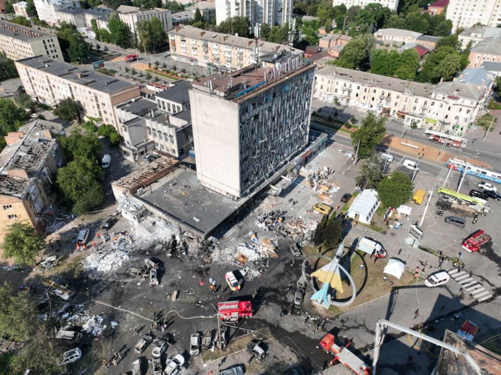 俄軍14日攻擊烏克蘭中部城市文尼察，建築被摧毀、至少21名平民死亡。 圖：翻攝MNS.GOV.UA臉書