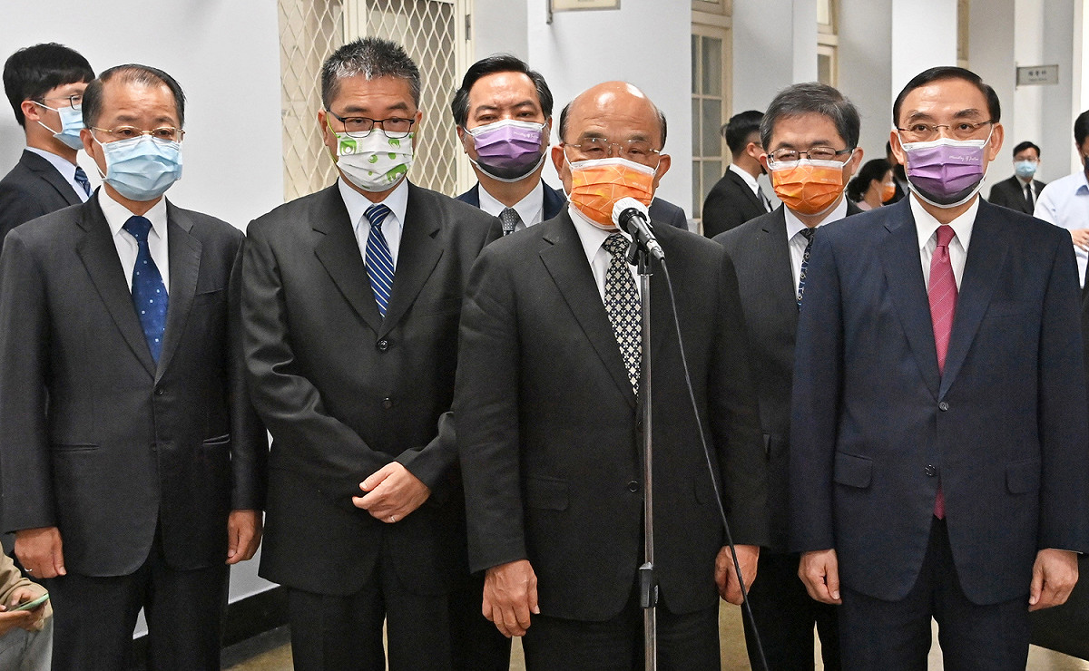 行政院長蘇貞昌今（15）天上午出席111年地方公職人員選舉檢警調廉政高層首長選舉查察座談會致詞前受訪。 圖：行政院提供