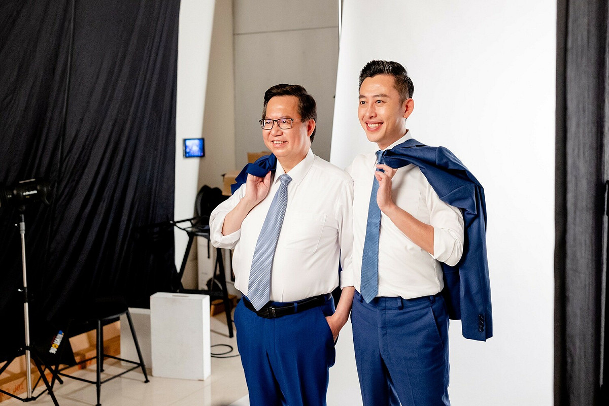 林智堅、鄭文燦首度合體拍攝選舉定裝照。 圖：林智堅競選辦公室/提供