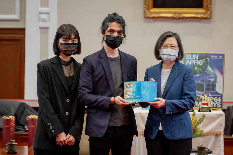 蔡英文總統今（15）日上午接見台灣首座葛萊美獎《八歌浪 Pakelang 》團隊，恭喜李政瀚和于薇設計師贏得葛萊美獎「最佳唱片包裝獎」。 圖：總統府提供