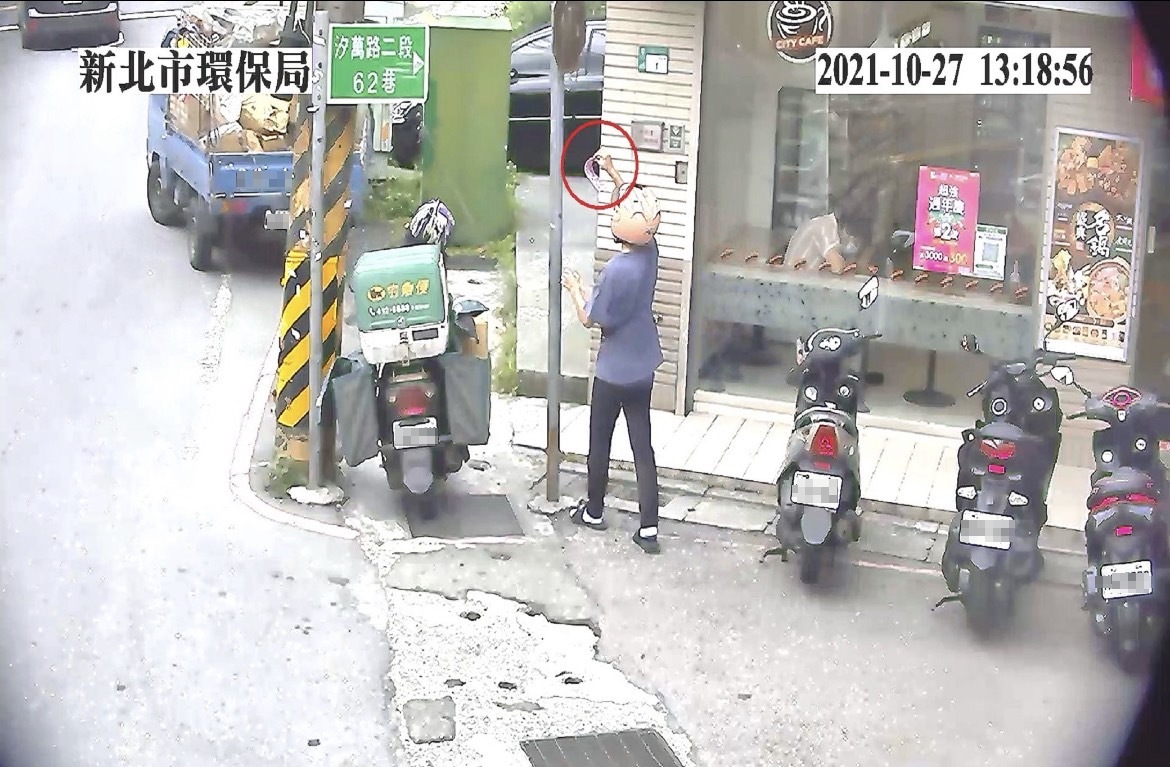 加重罰鍰之環境污染行為-違規張貼廣告物於公共設施。