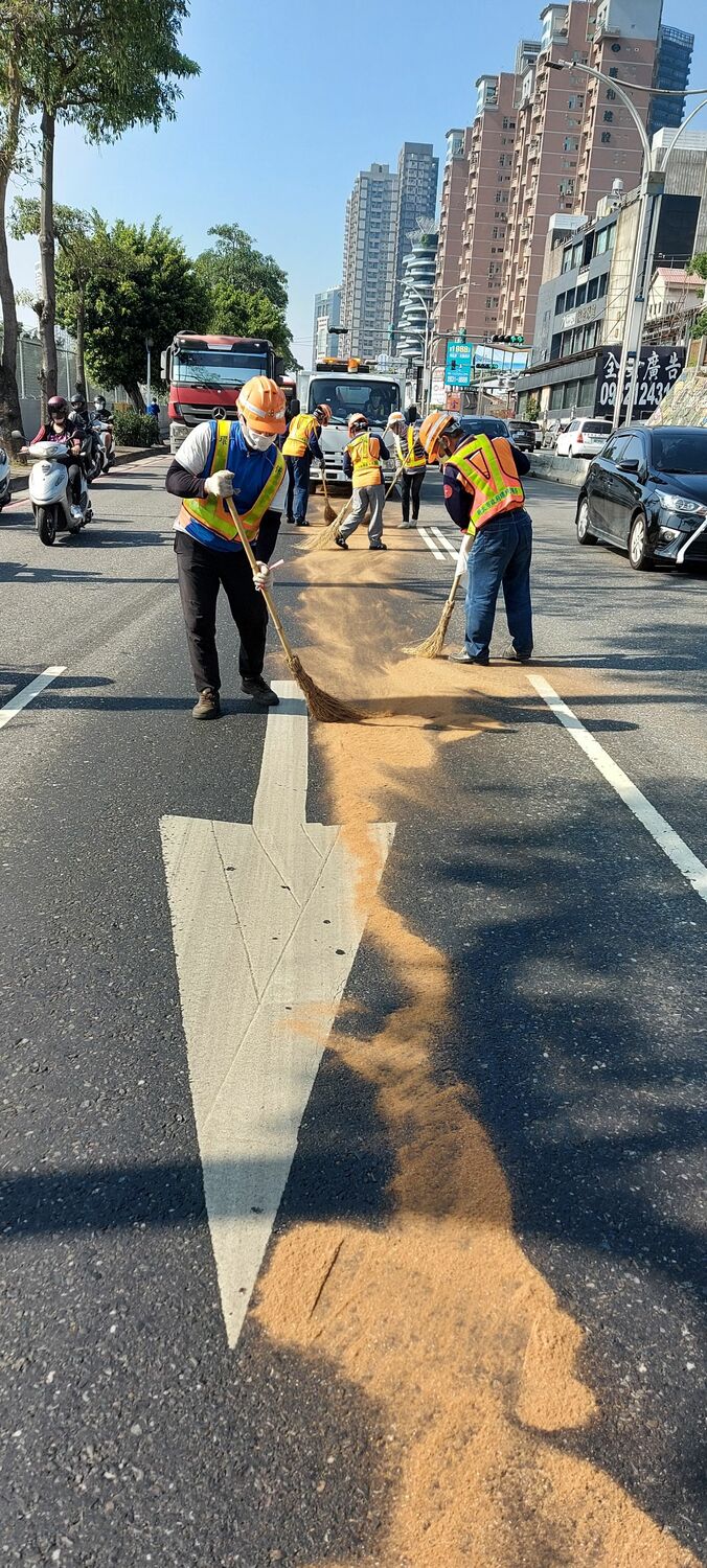 清潔隊清理遭到污染路面。