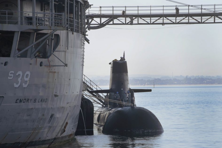 澳洲皇家海軍「柯林斯級」潛艦停靠美軍「蘭德級」(Emory S. Land-class)潛艦支援艦「蘭德號(USS Emory S. Land，AS-39)」旁接受維修、補給服務。 圖：翻攝US Navy