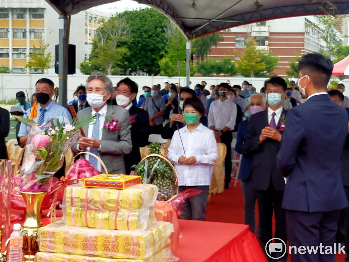 逢甲大學董事長高承恕率眾來賓上香祈福。 唐復年/攝