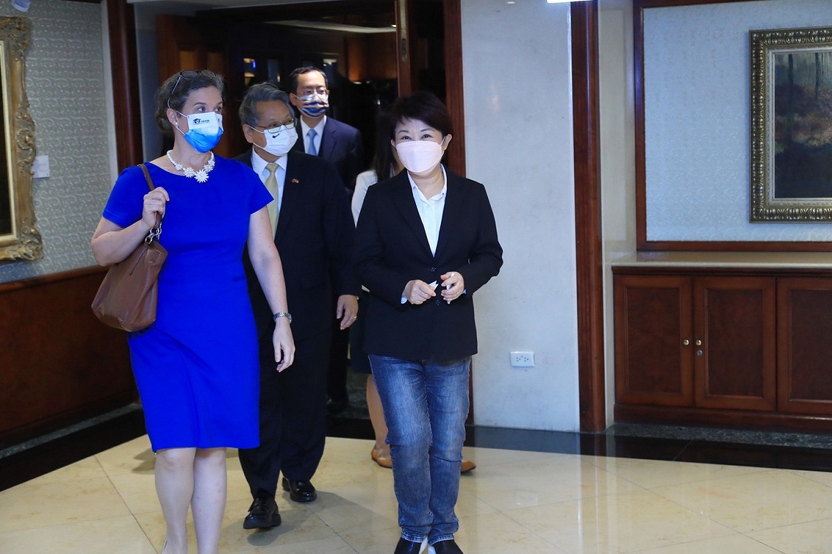 美國在台協會孫曉雅處長拜訪台中市長。 台中市政府/提供